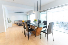 WealthyStays - Deluxe Downtown with spacious balcony